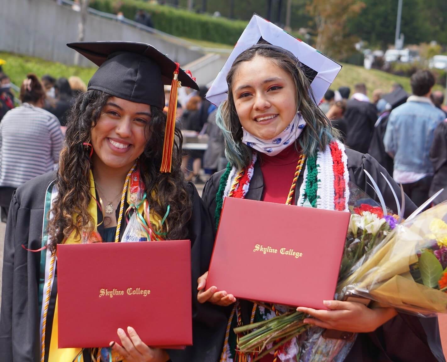 Hermanos y Hermanas graduates